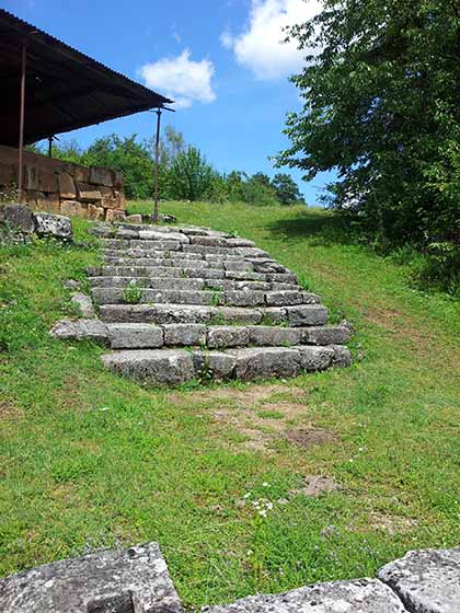 Cetatea-dacica-Costesti-Cetatuia-scara monumentala-th