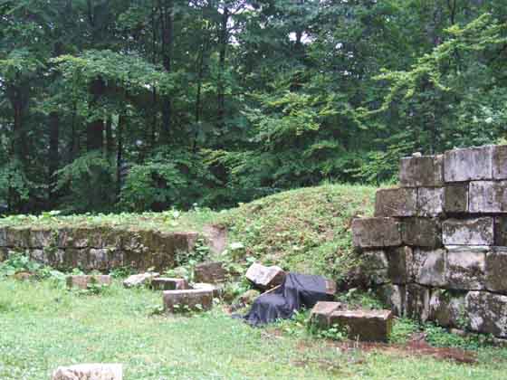 Sarmizegetusa-Regia-Bucati-dislocate-din-ziduri