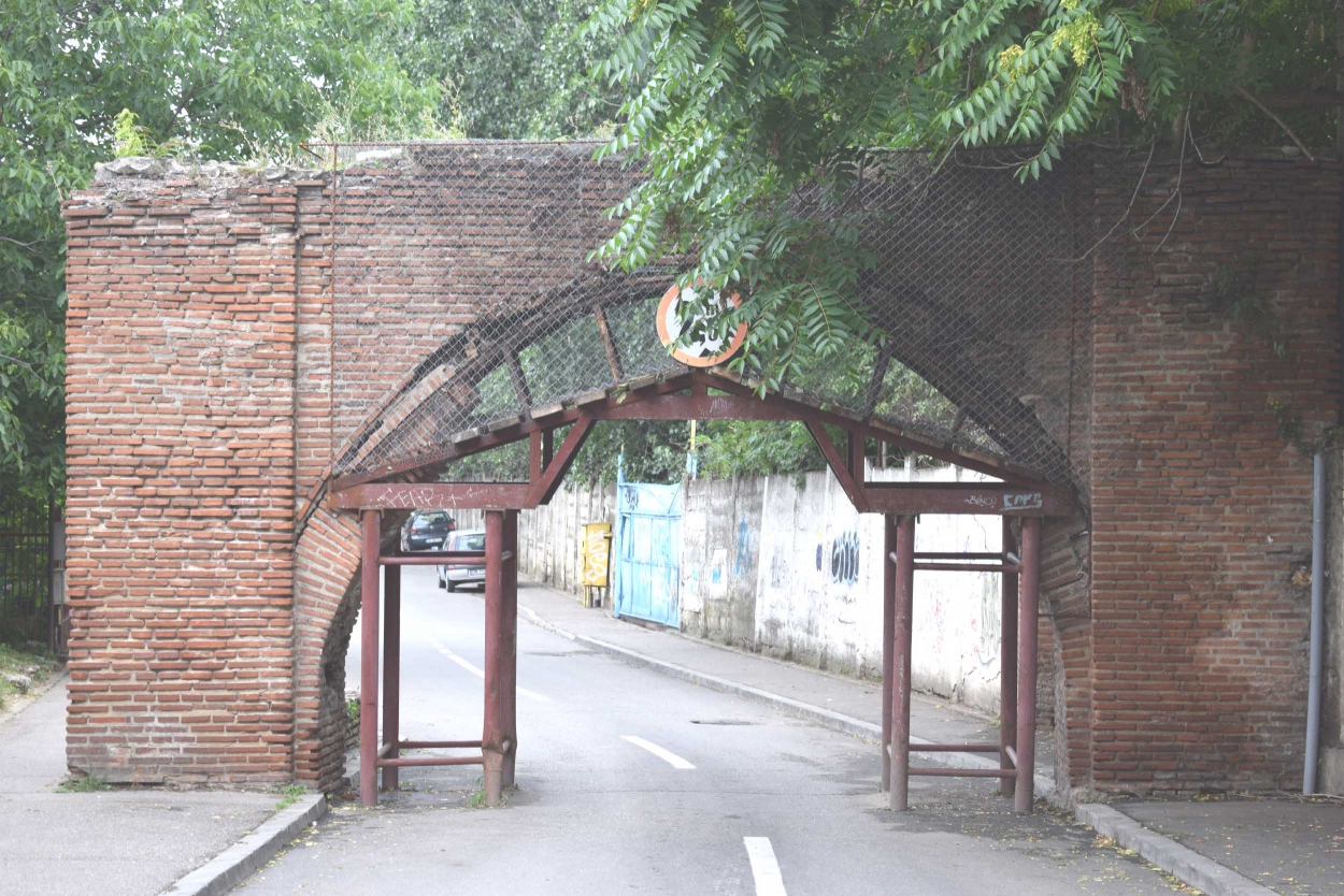 Lucrari de restaurare, consolidare și punere in valoare a monumentului istoric Poarta Dealul Vanatorilor, municipiul Targoviste, aleea Coconilor, între Curtea Domnesca la N și casa Coconilor la S, judet Dâmbovita, cod LMI LMI DB-I-m-A-16953.01.