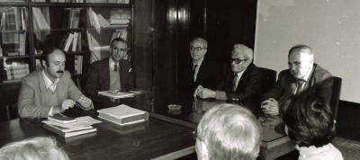  Ședința festivă a CNMASI din 8 noiembrie 1990 în cadrul căreia domnului Șerban Cantacuzino i-a fost conferit titlul de membru de onoare. În imagine, de la dreapta la stânga: Radu Popa, Grigore Ionescu, Aurelian Trișcu, Şerban Cantacuzino, Sergiu Iosipescu. Sursa: numărul 1/1991 al BCMI, p. 47